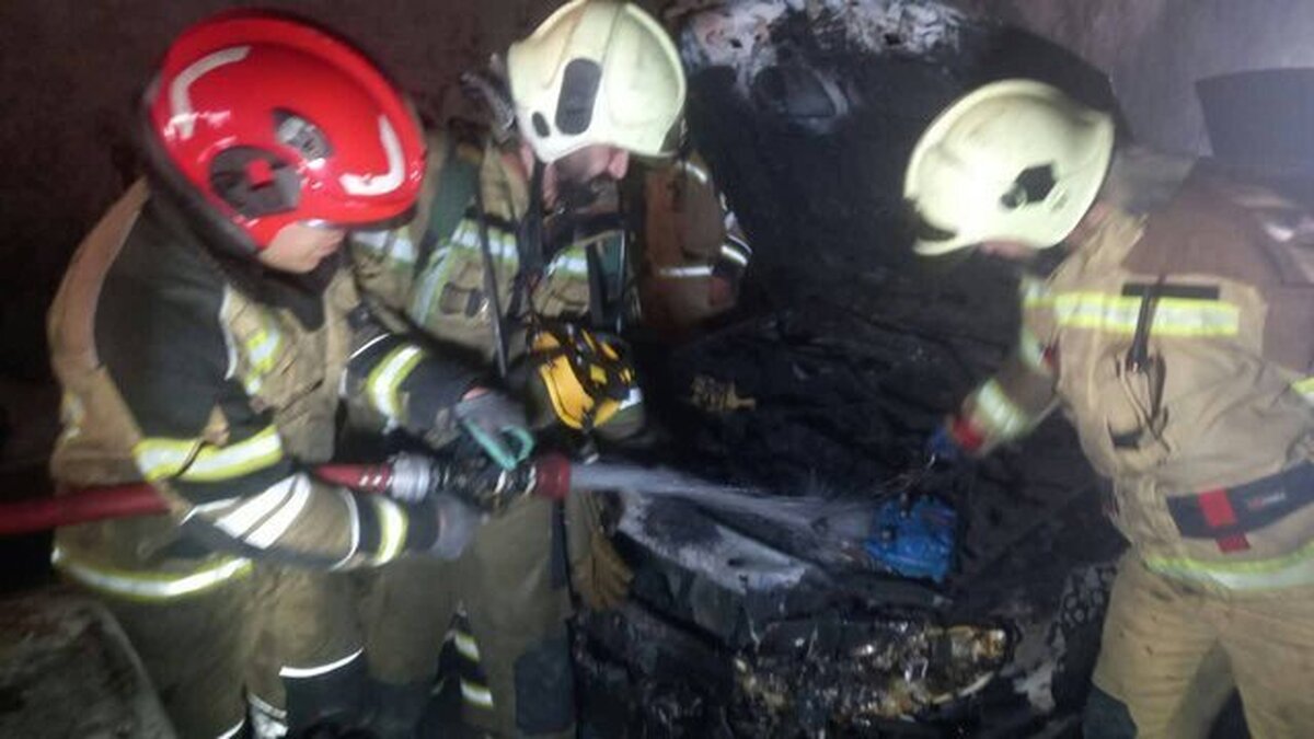 ۶ خودروی خارجی در آتش یک تعمیرگاه در تهران سوخت