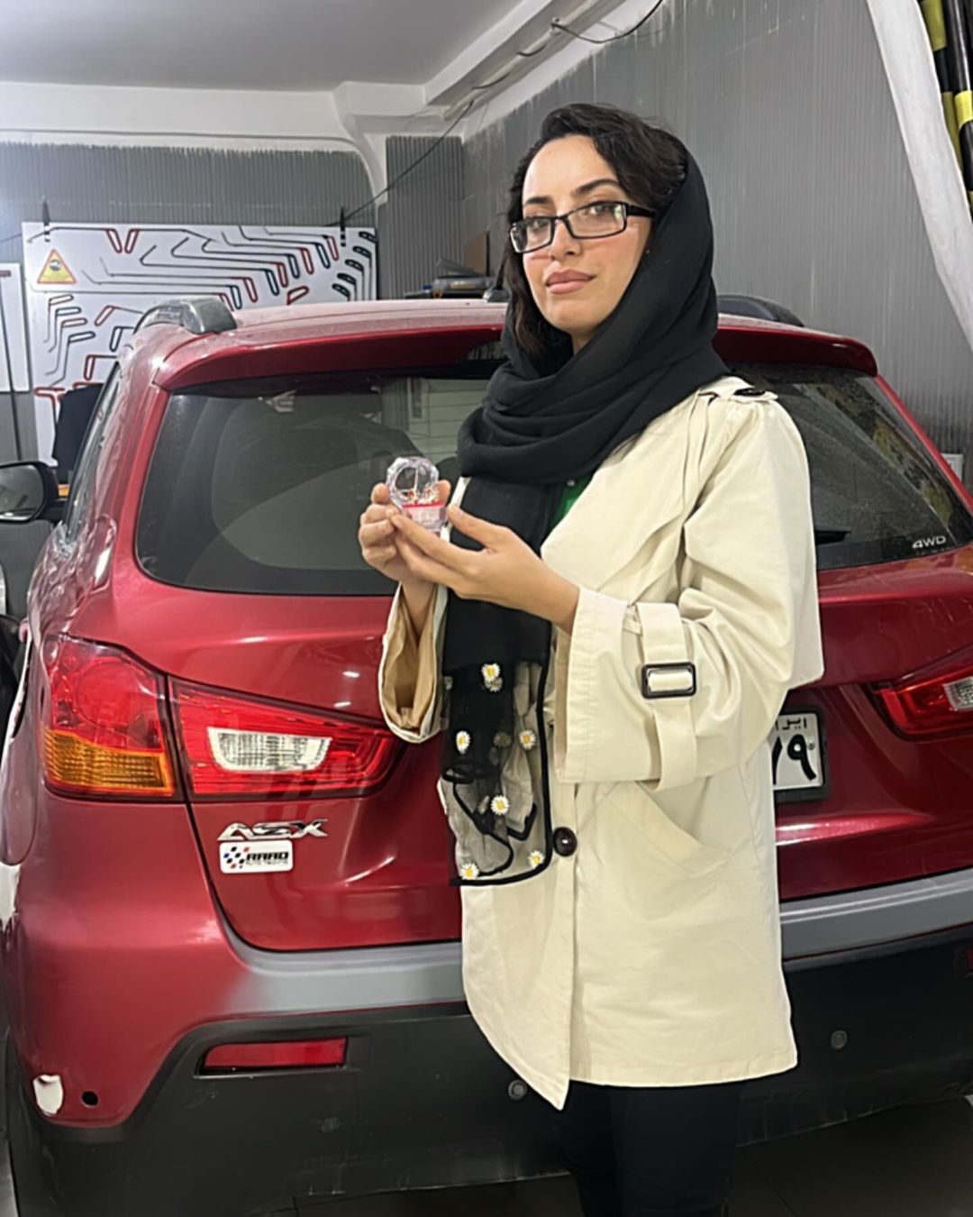 دیتیلینگ خودرو؛ این دختر جوانِ اهل قزوین همه را متعجب کرد دیتیلینگ خودرو؛ این دختر جوانِ اهل قزوین همه را متعجب کرد