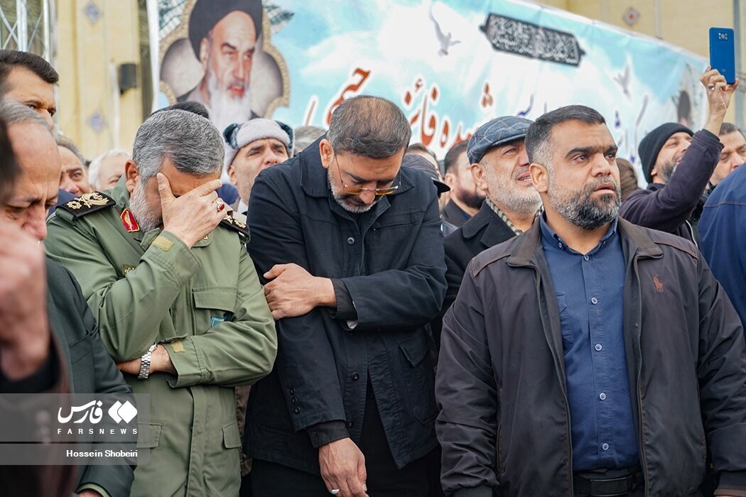 عکسی از گریه‌های سردار حاجی زاده در یک مراسم