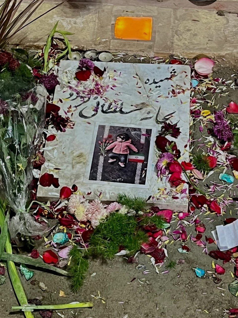 دختر کاپشن صورتی