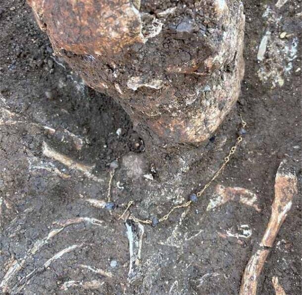 (عکس) کشف اسکلت‌های باستانی غرق در طلا و جواهرات!