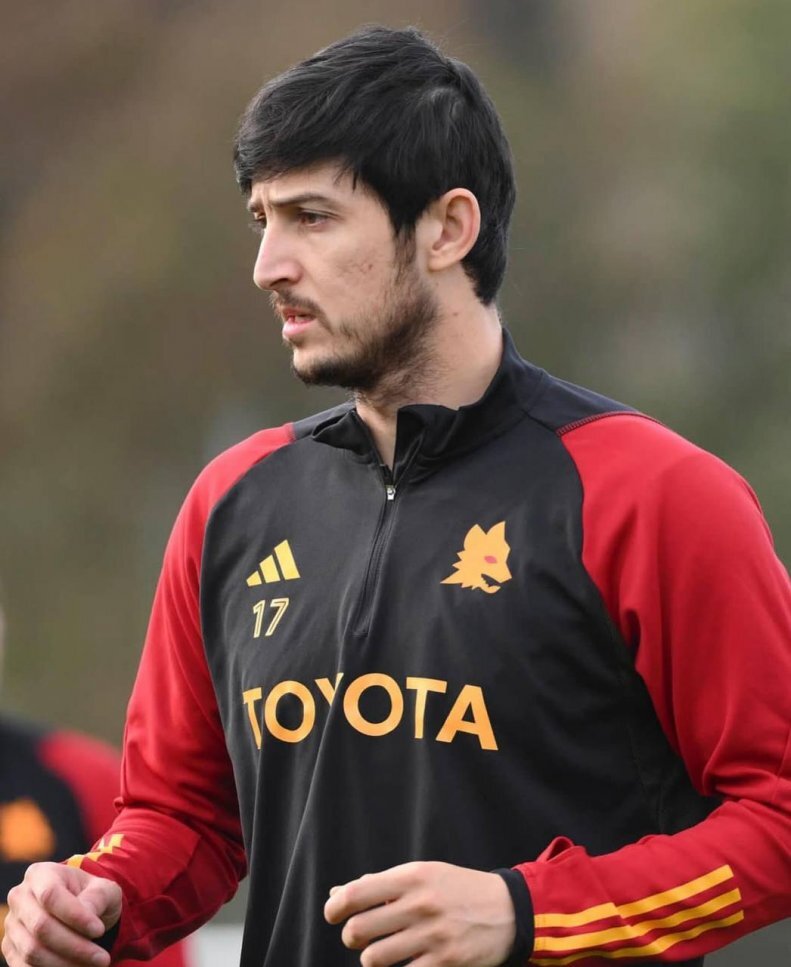 سردار آزمون با ریش و موی کوتاه