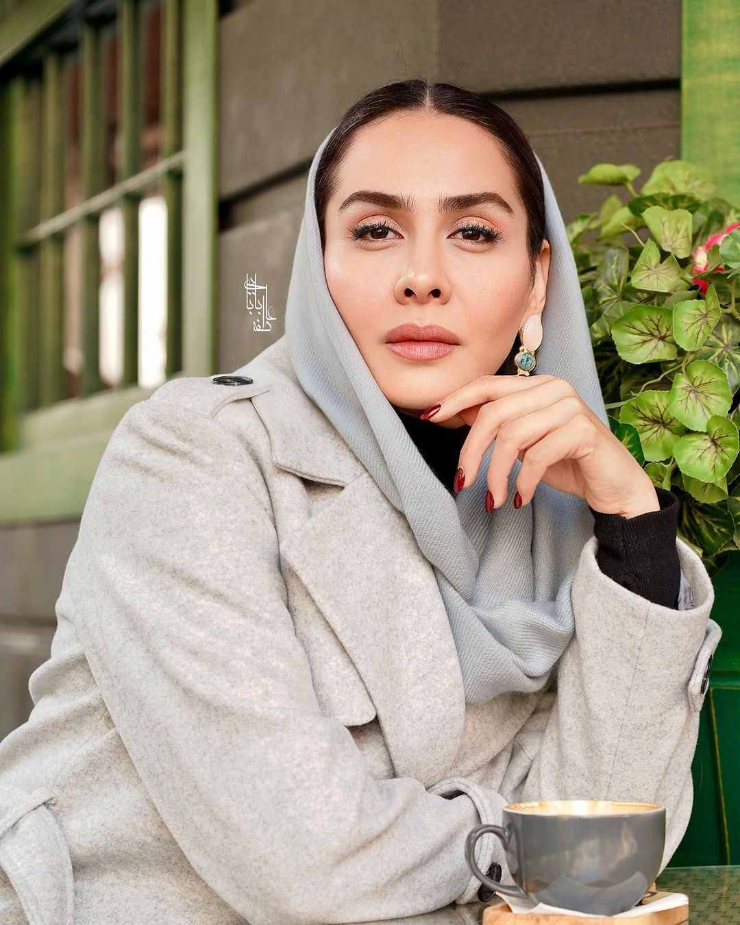 سارا والیانی با یک چهره جدی