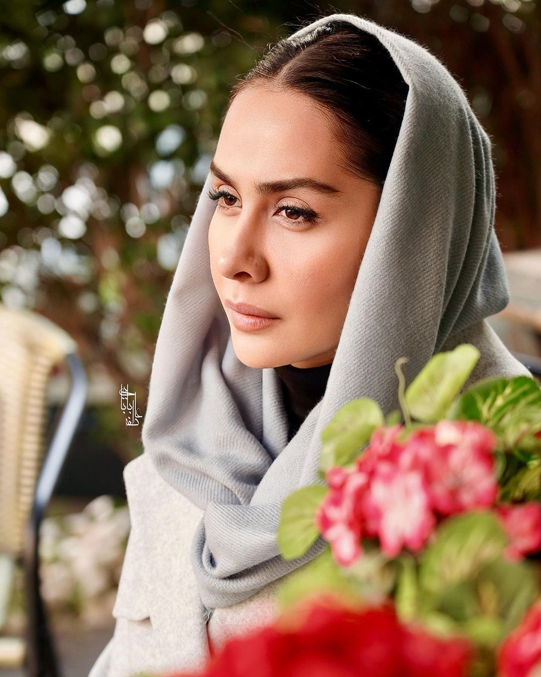 ژست سارا والیانی از نیم رخ