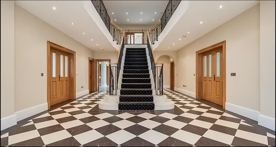 نمای داخلی راهروی یک عمارت در بریتانیا