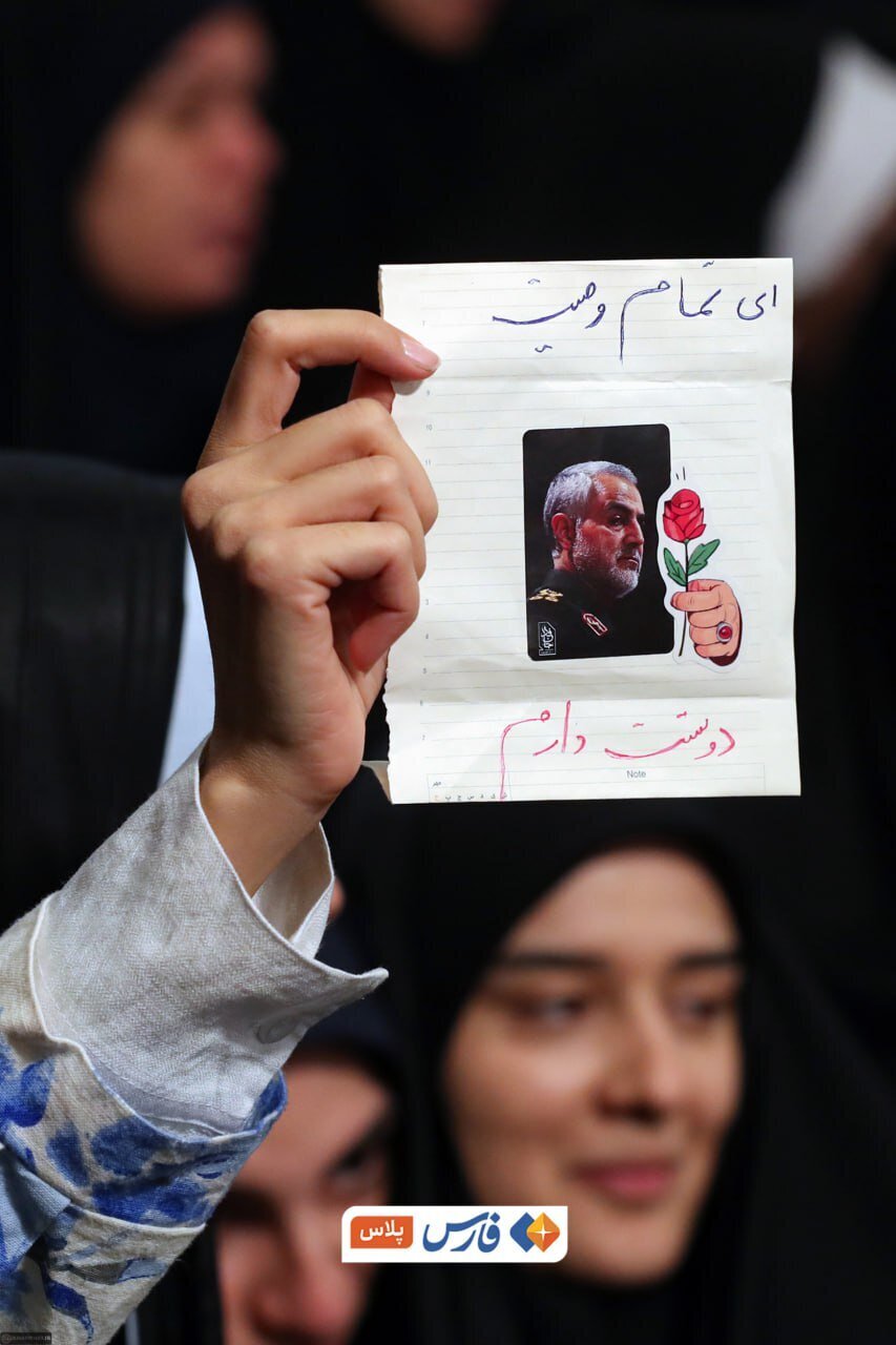 عکس خاصی که یک زن در دیدار با رهبر انقلاب در دست گرفت عکس خاصی که یک زن در دیدار با رهبر انقلاب در دست گرفت