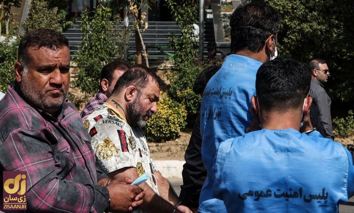 هانی کرده در جمع یک گروه که بازداشت شده‌اند