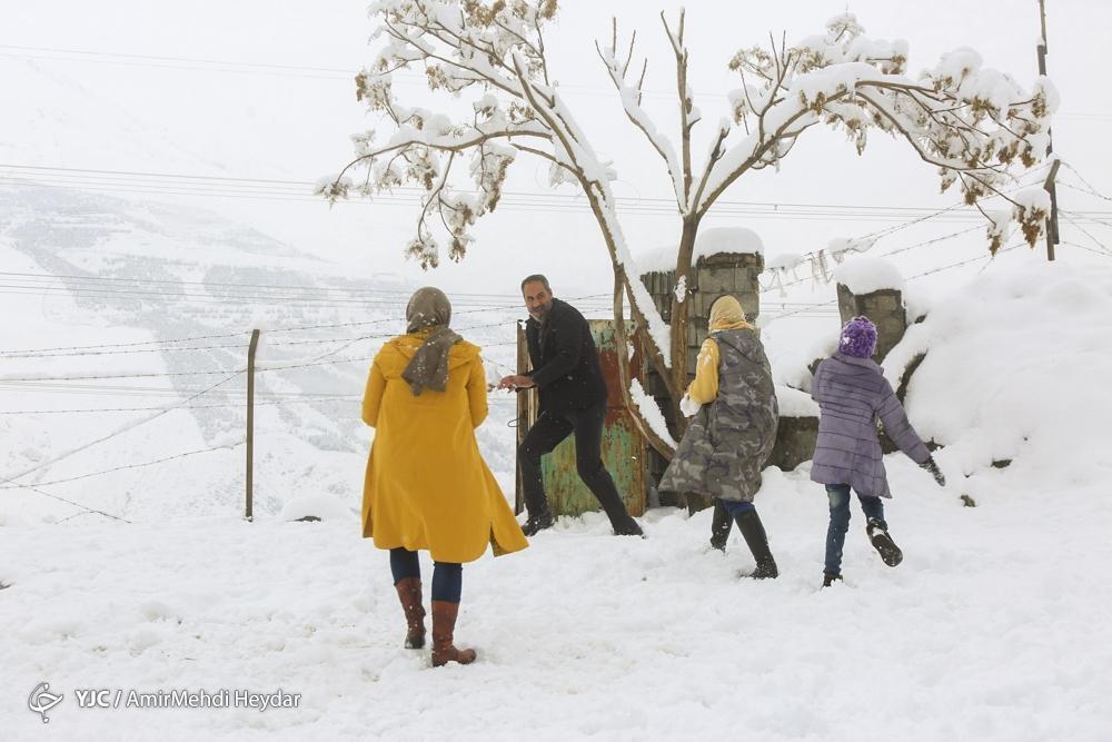 (عکس) بارش شدید برف در لواسان و شادی مردم بارش شدید برف در لواسان و شادی مردم
