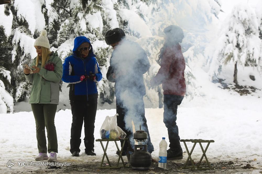 (عکس) بارش شدید برف در لواسان و شادی مردم بارش شدید برف در لواسان و شادی مردم