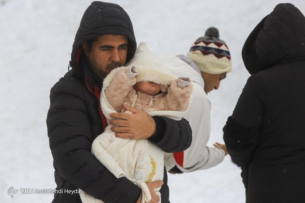 (عکس) بارش شدید برف در لواسان و شادی مردم بارش شدید برف در لواسان و شادی مردم