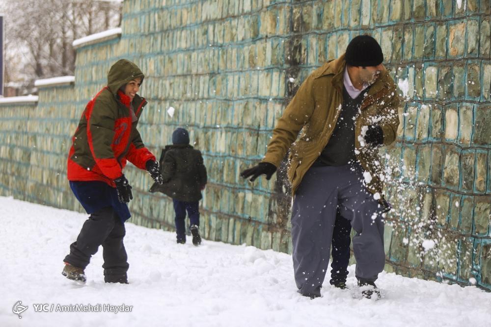 (عکس) بارش شدید برف در لواسان و شادی مردم بارش شدید برف در لواسان و شادی مردم