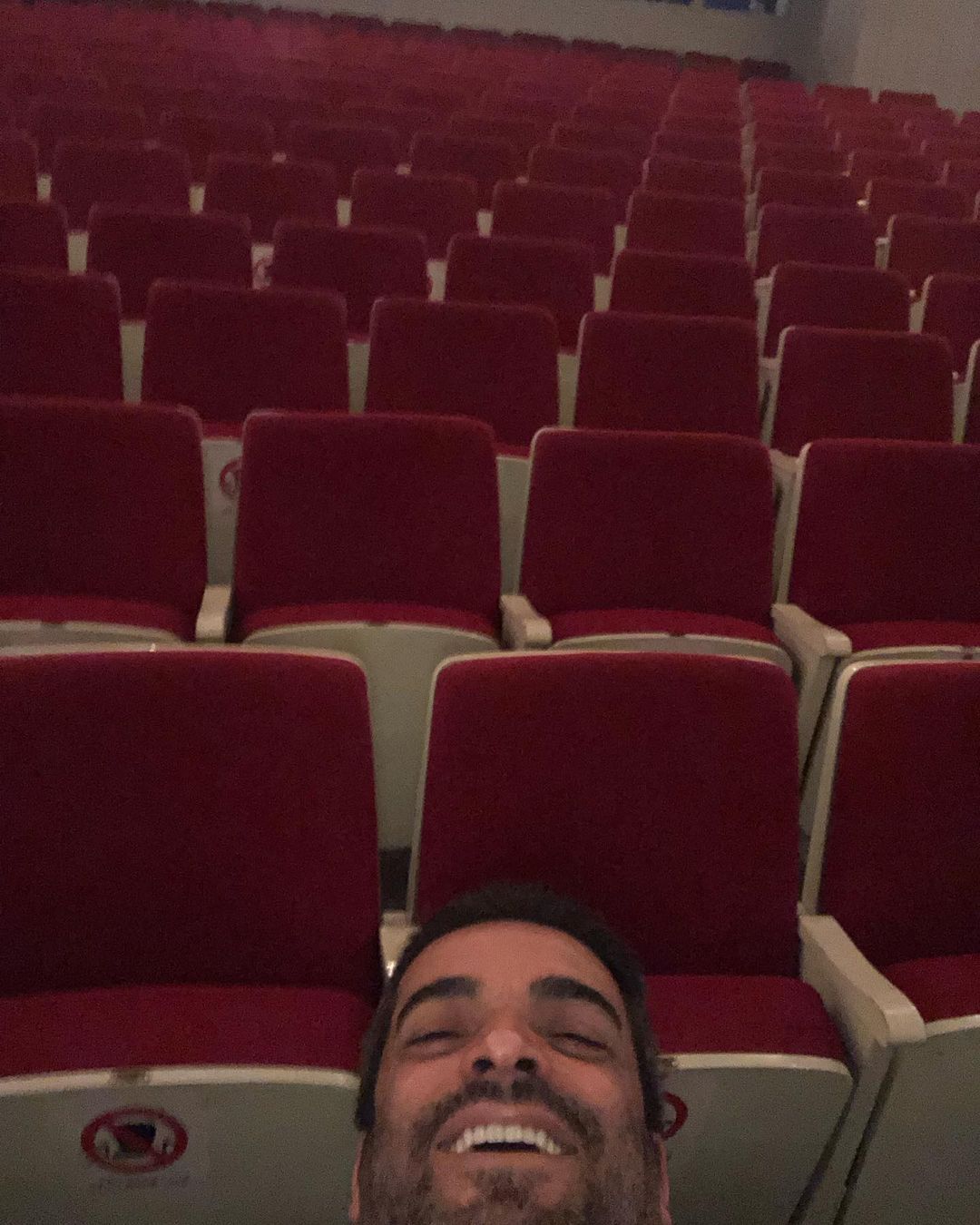 منوچهر هادی با یک ژست عجیب و غریب