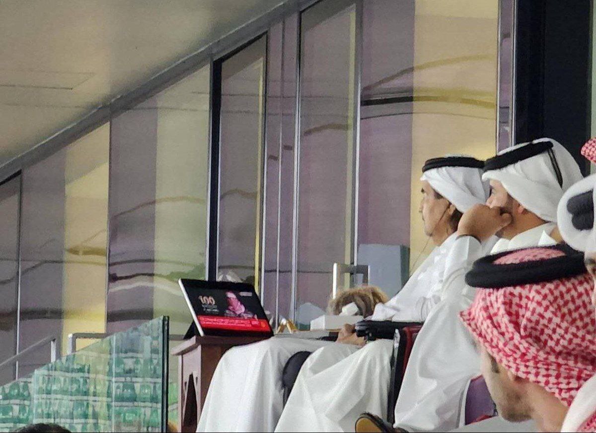 (عکس) پدر امیر قطر در حال گوش دادن به صحبتهای سخنگوی شاخه نظامی حماس در بازی ایران و فلسطین پدر امیر قطر