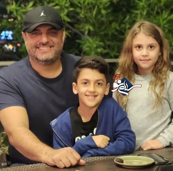 سام درخشانی در کنار فرزندانش