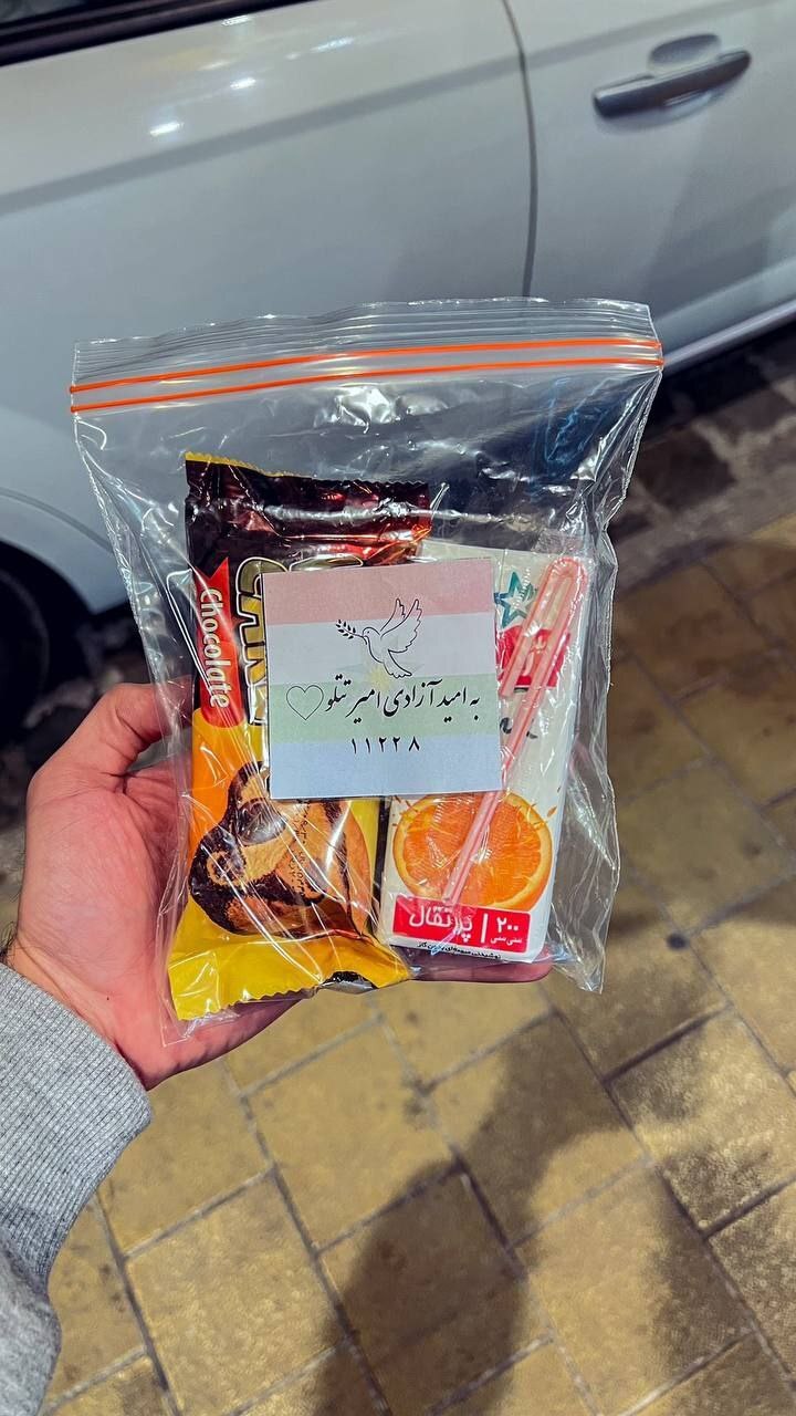 (عکس) پخش نذری برای آزادی امیر تتلو!