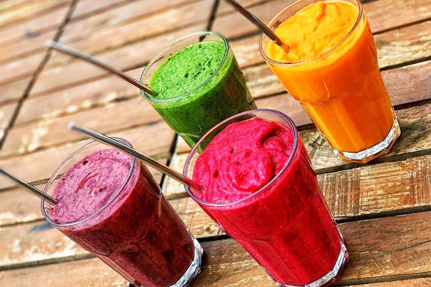 تصویری از آب میوه در چهار لیوان