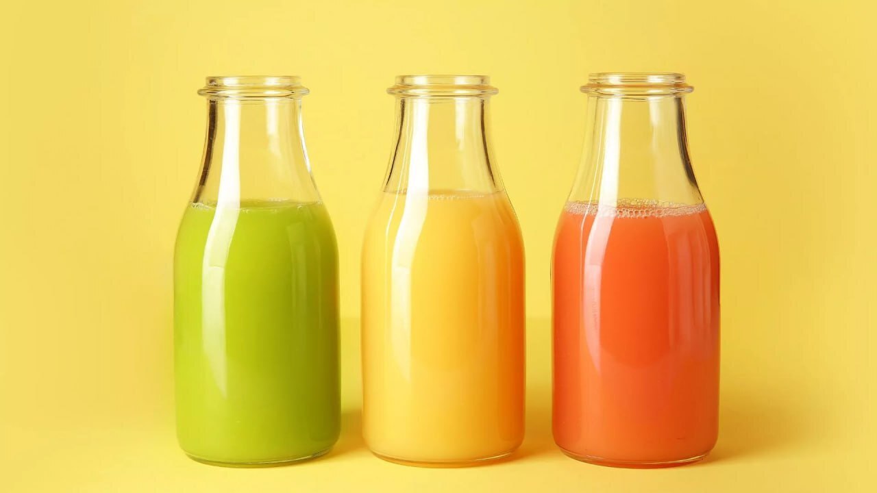 آب میوه در ظرف شیشه ای