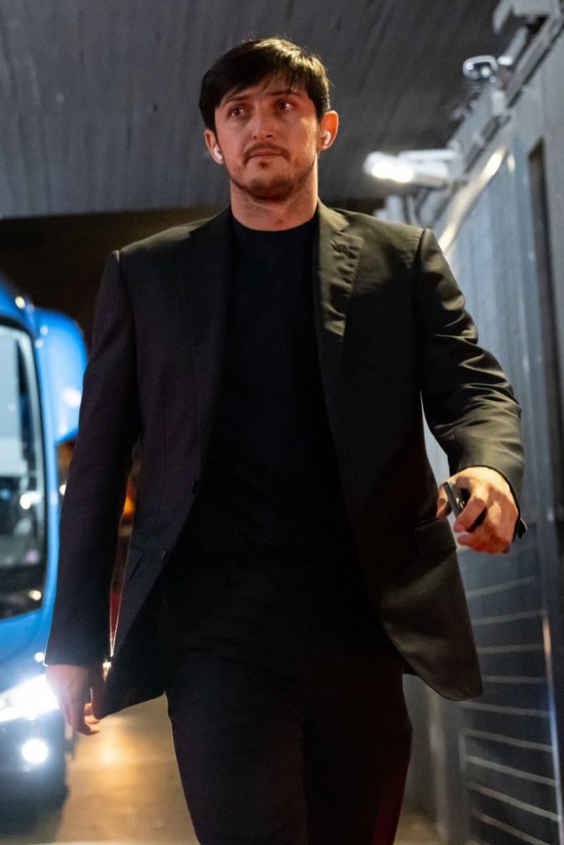 سردار آزمون با کت و شلوار