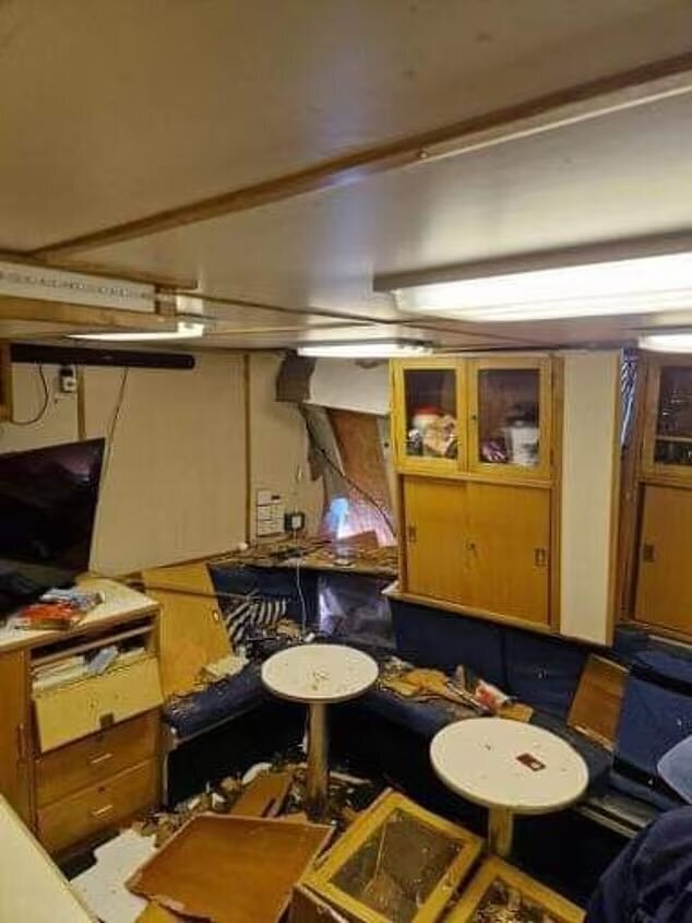 (تصاویر) صحنه برخورد عجیب دو کشتی جنگی انگلیس با هم در بحرین!