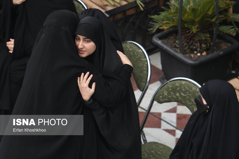 (عکس) دختر سردار سلیمانی در مراسم تدفین پیکر شهید سید رضی (عکس) دختر سردار سلیمانی در مراسم تدفین پیکر شهید سید رضی