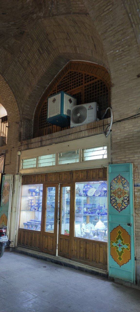 (عکس) کشف گلوله توپ در میدان نقش جهان اصفهان