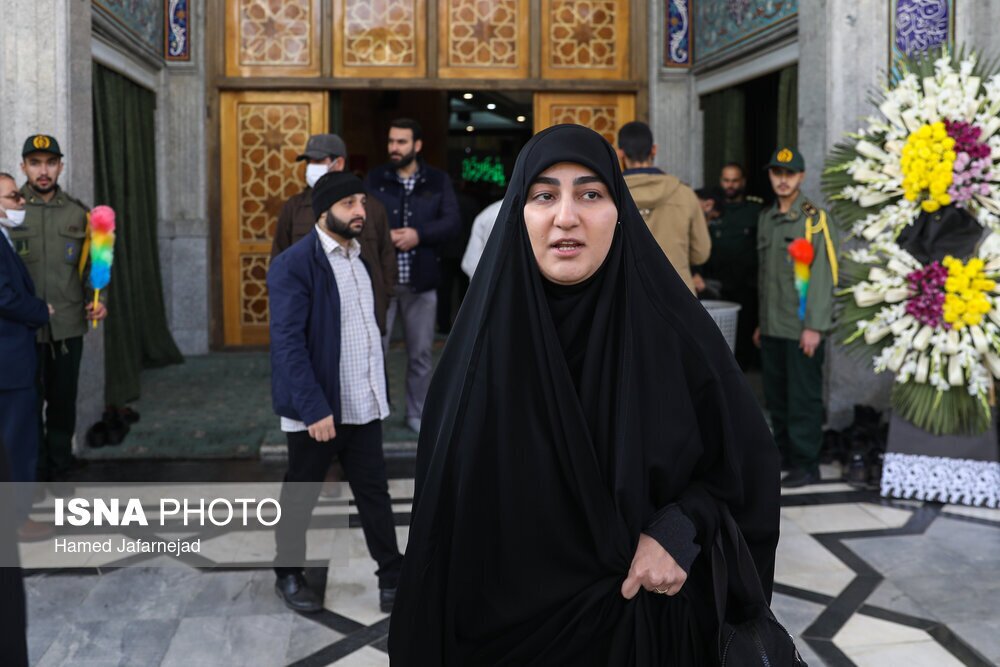 (عکس) دختر سردار سلیمانی در مراسم دوست پدرش