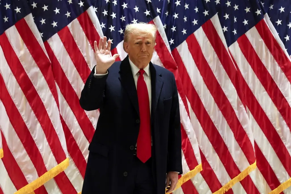 راز لکه قرمز روی دست ترامپ