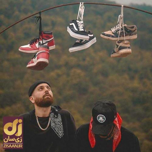 هیپ هاپولوژیست در حال نگاه کردن به کفش های آویزان