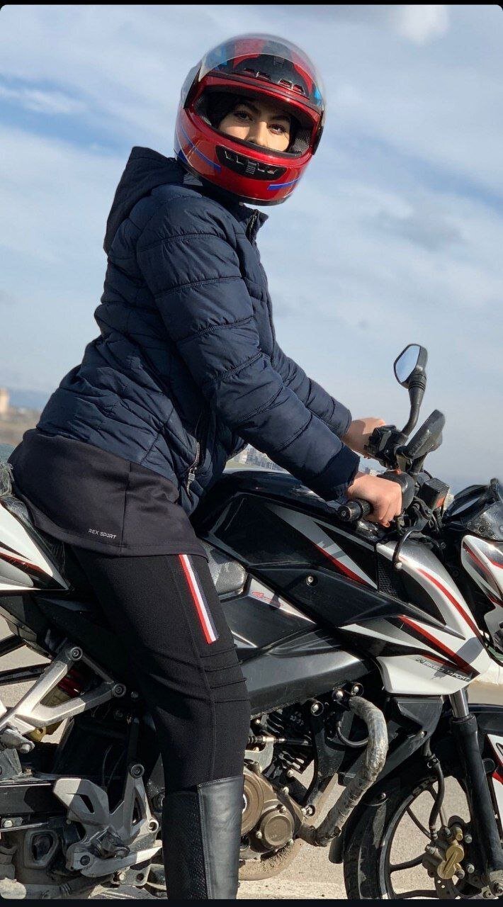 تصویری جنجالی از موتور سواری مریم مومن با استایل متفاوت!