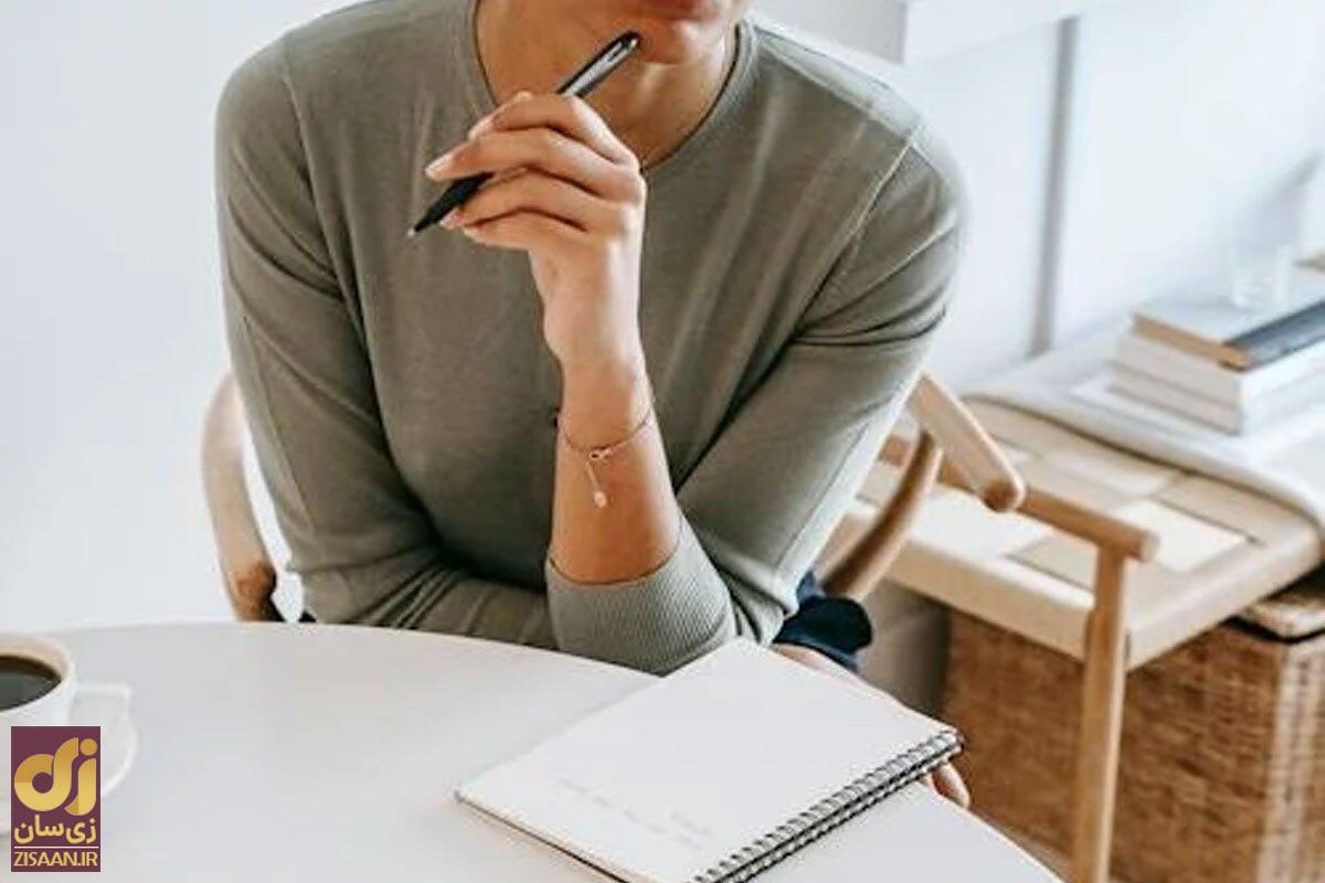 افراد غمگین به این ۸ شیوه ظریف غم‌شان را پنهان می‌کنند