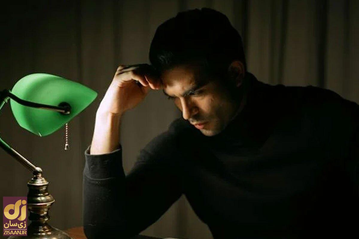 افراد غمگین به این ۸ شیوه ظریف غم‌شان را پنهان می‌کنند