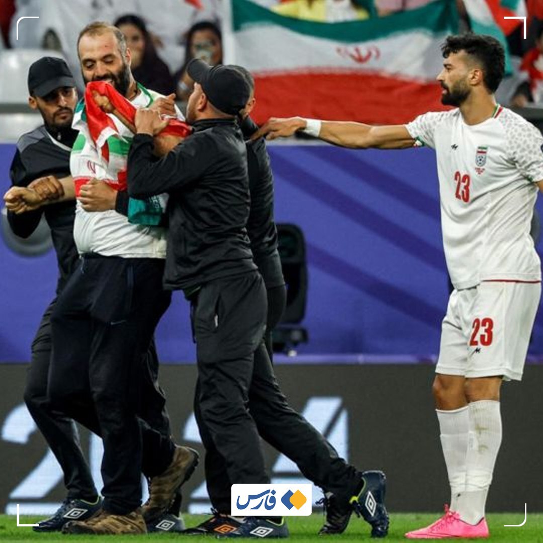 ورود جیمی جامپ ایرانی به زمین بازی ایران و امارات