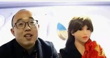 ازدواج عجیب مهندس چینی با یک ربات انسان‌نما در ۳۱ سالگی!