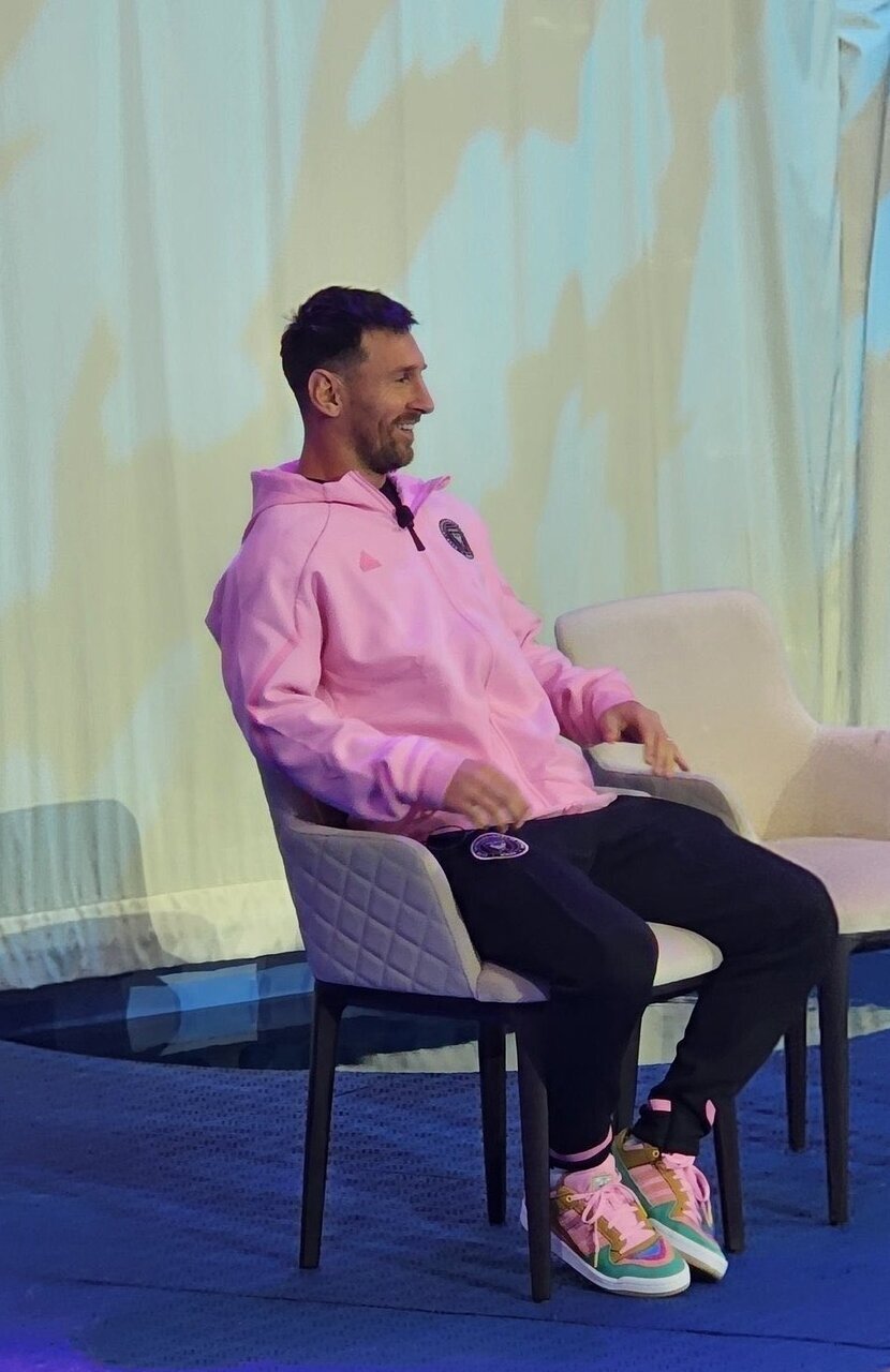 (تصاویر) کفش مسی سوژه شد؛ قیمت ۲۵ میلیارد تومان!