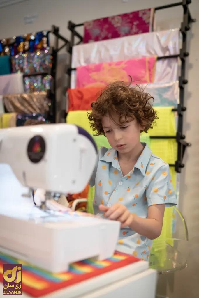 طراح لباس و اعجوبه ۷ ساله دنیای مد را تکان داد؛ اسطوره هالیوود مشتری پروپاقرص این طراح لباس مکس با چرخ خیاطی اش