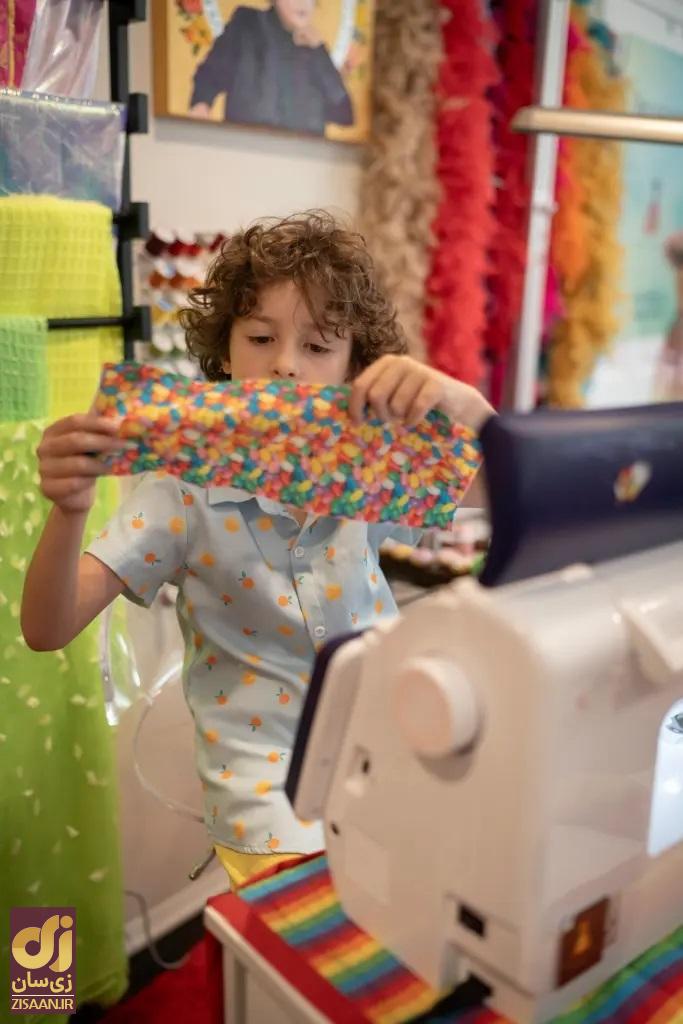 طراح لباس و اعجوبه ۷ ساله دنیای مد را تکان داد؛ اسطوره هالیوود مشتری پروپاقرص این طراح لباس مکس در حال خیاطی