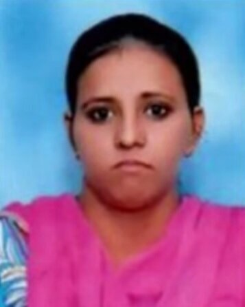 (تصاویر) این مرد لباس زنانه پوشید تا به جای دوست دخترش امتحان بدهد!