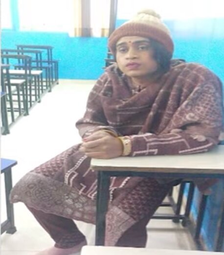 (تصاویر) این مرد لباس زنانه پوشید تا به جای دوست دخترش امتحان بدهد!