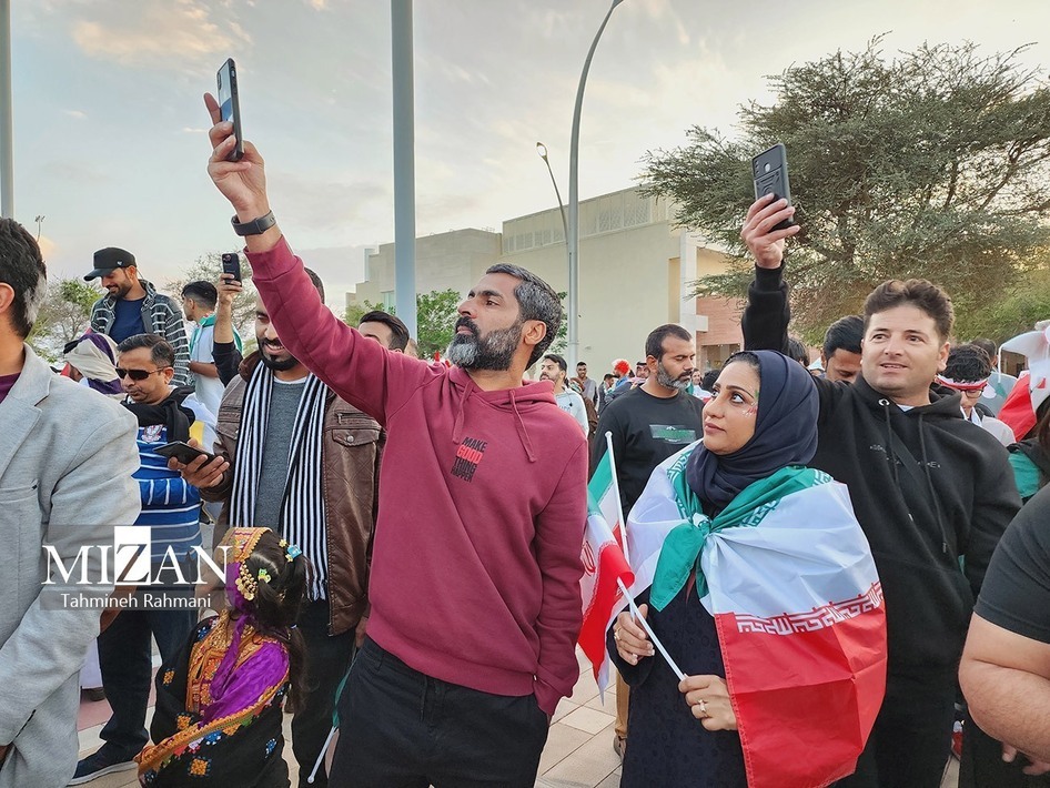 (تصاویر) اشک‌ها و لبخند‌های تماشاگران ایرانی در بازی برابر ژاپن