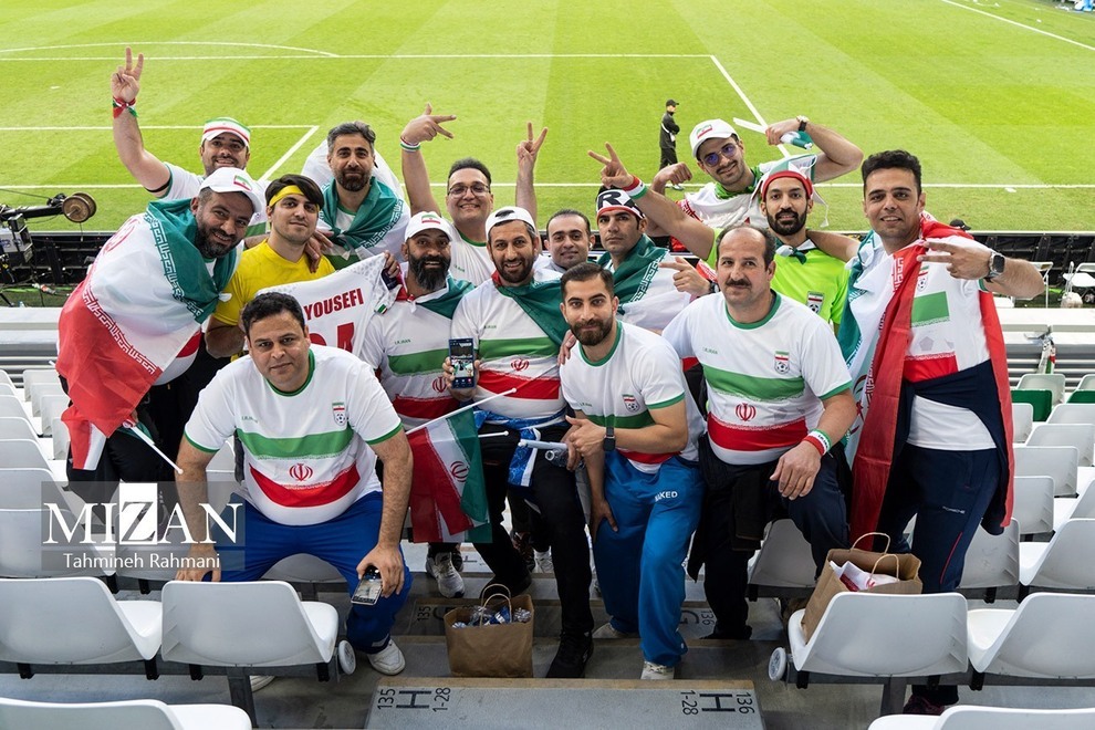 (تصاویر) اشک‌ها و لبخند‌های تماشاگران ایرانی در بازی برابر ژاپن