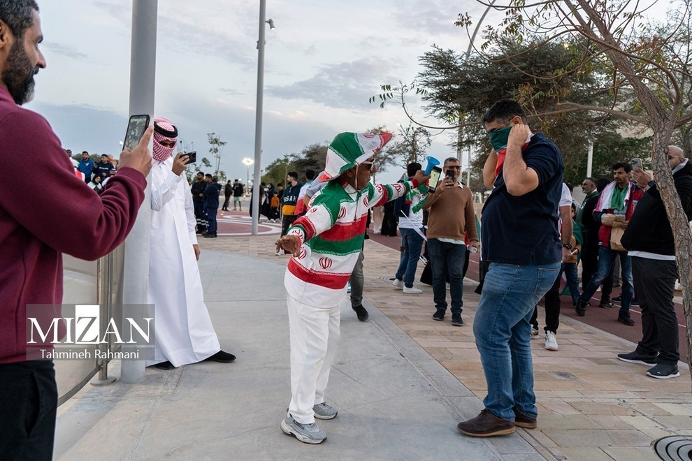 (تصاویر) اشک‌ها و لبخند‌های تماشاگران ایرانی در بازی برابر ژاپن