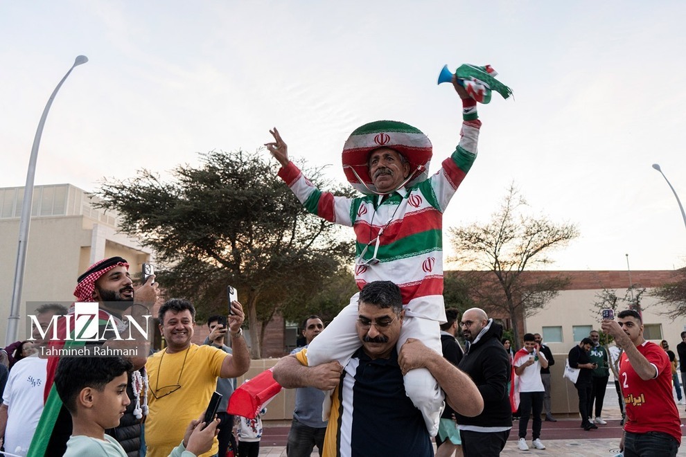 (تصاویر) اشک‌ها و لبخند‌های تماشاگران ایرانی در بازی برابر ژاپن