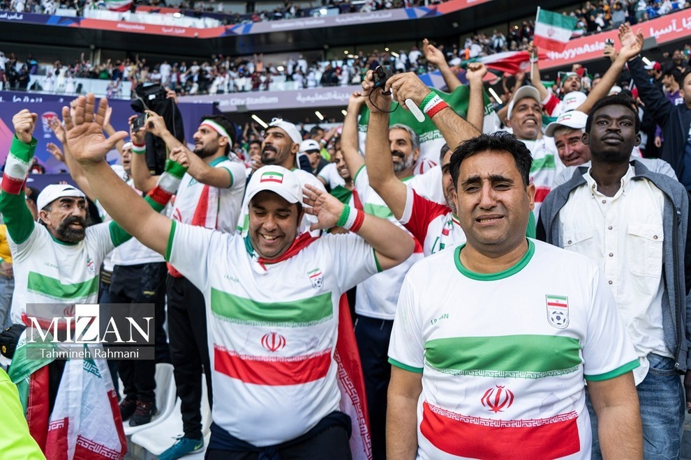 (تصاویر) اشک‌ها و لبخند‌های تماشاگران ایرانی در بازی برابر ژاپن