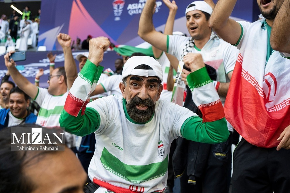 (تصاویر) اشک‌ها و لبخند‌های تماشاگران ایرانی در بازی برابر ژاپن