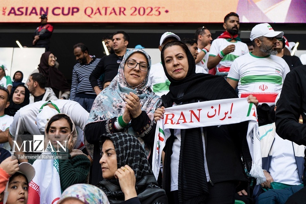 (تصاویر) اشک‌ها و لبخند‌های تماشاگران ایرانی در بازی برابر ژاپن
