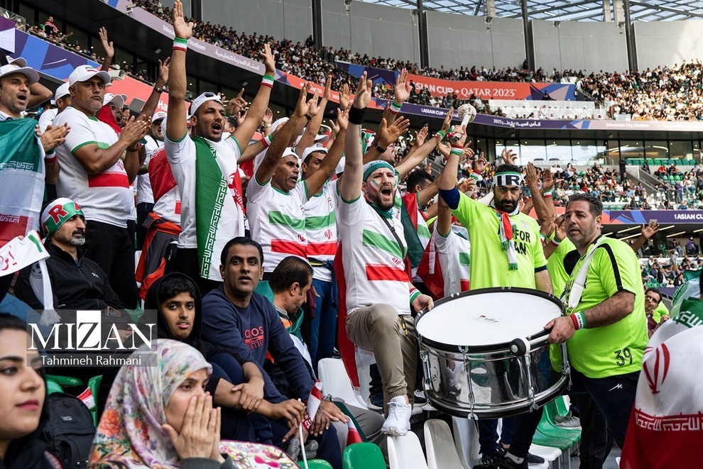 (تصاویر) اشک‌ها و لبخند‌های تماشاگران ایرانی در بازی برابر ژاپن