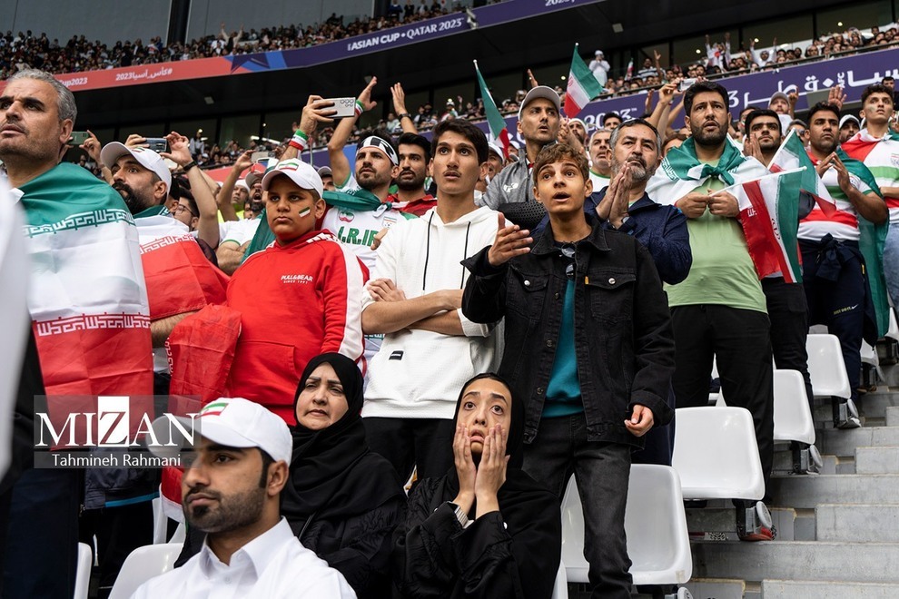 (تصاویر) اشک‌ها و لبخند‌های تماشاگران ایرانی در بازی برابر ژاپن