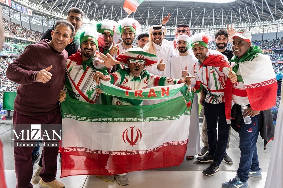 (تصاویر) اشک‌ها و لبخند‌های تماشاگران ایرانی در بازی برابر ژاپن