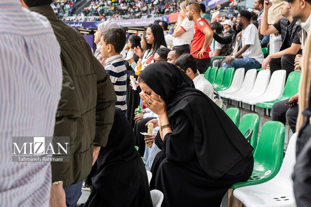 (تصاویر) اشک‌ها و لبخند‌های تماشاگران ایرانی در بازی برابر ژاپن