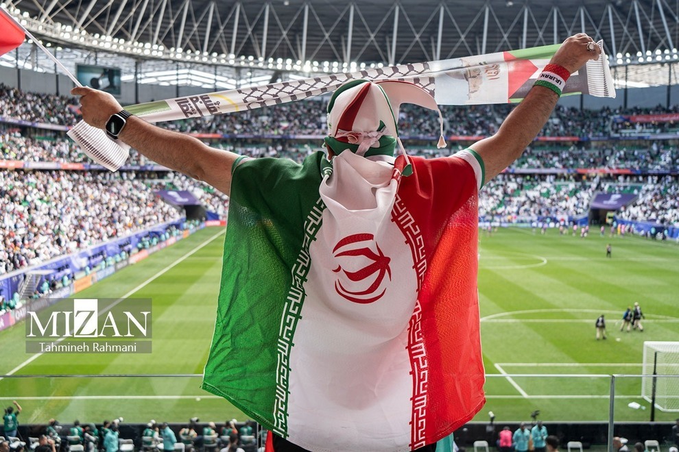 (تصاویر) اشک‌ها و لبخند‌های تماشاگران ایرانی در بازی برابر ژاپن